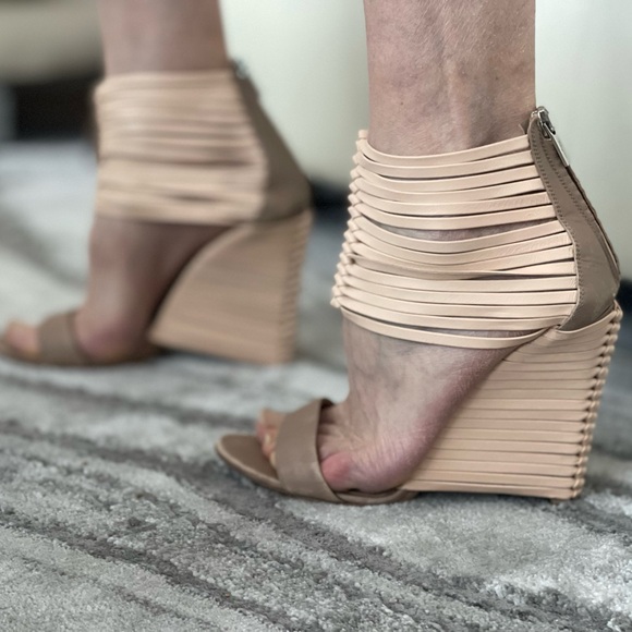 Salvatore Ferragamo ankle strap high heels - Picture 6 of 9